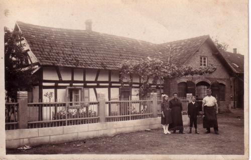 KOERPER Marie, Elise (BECKER), Ernest, François devant leur maison