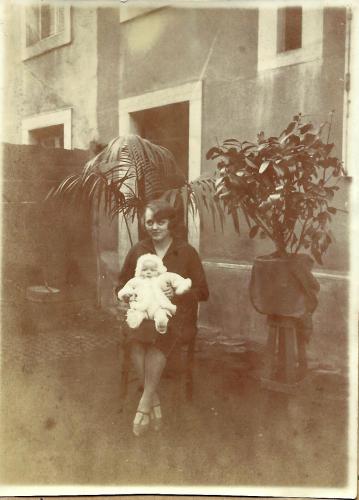 Kessler Henriette avec bébé 2