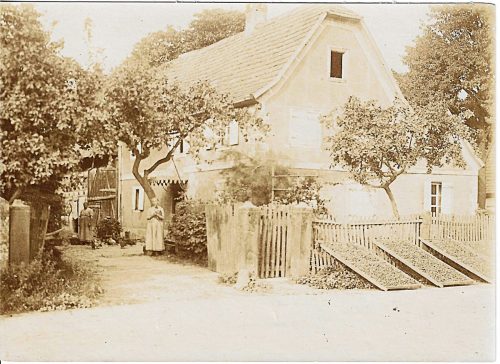 Photo-Herrlisheim-sepia-5-Maison-2-femmes-dans-cour